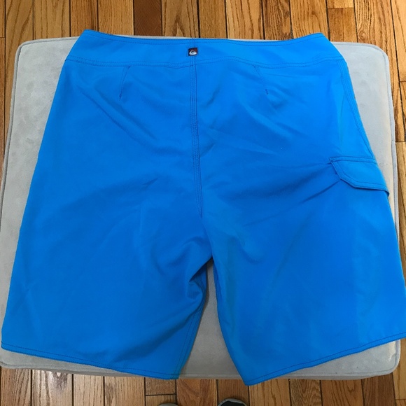 MENS QUICKSILVER BLUE BOARD SHORTS - SIZE 32 - Picture 2 of 9